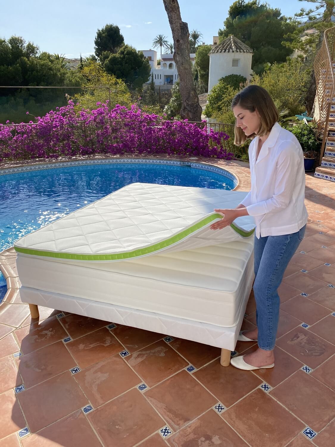 Surmatelas posé sur un matelas pour un confort supplémentaire